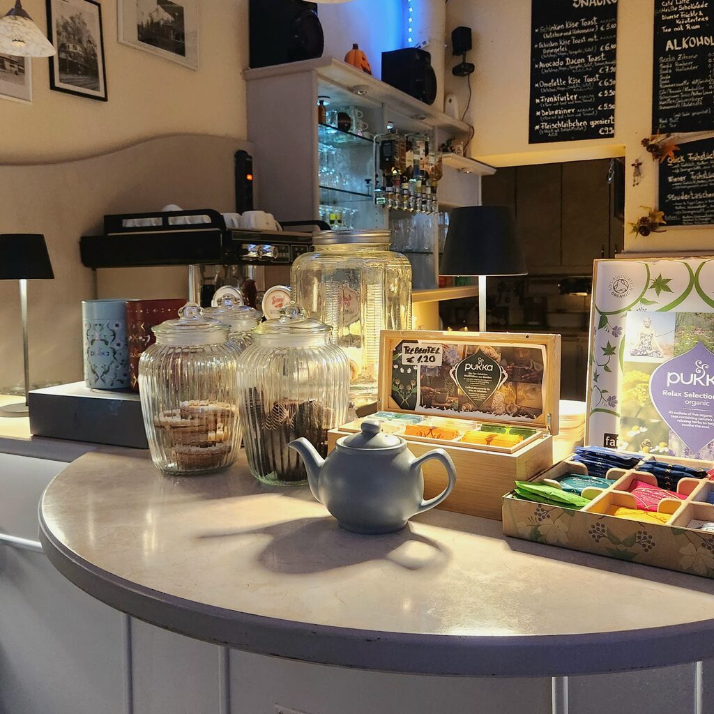 Blick zur Bar mit Teekanne und Teebeuteln