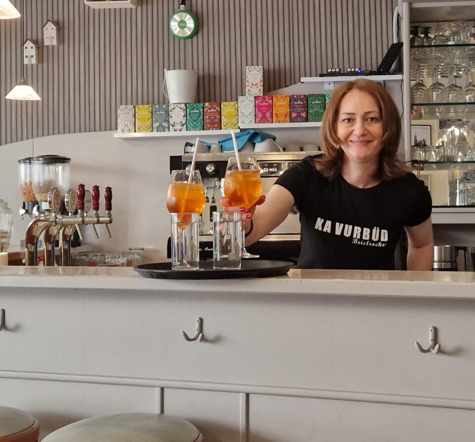 Imelda hinter der Bar serviert Aperol Spritz