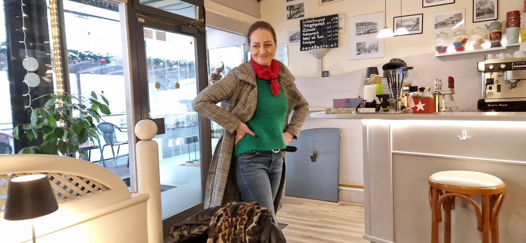 Imelda kommt ins Cafe Plauscherl