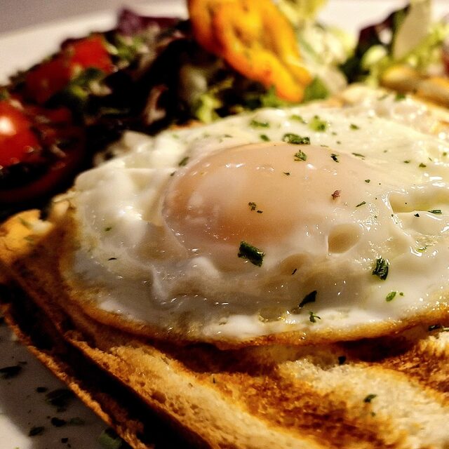 Toast cu șuncă, cașcaval și ou ochi