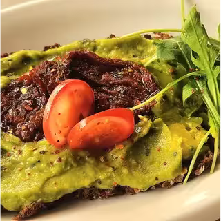 Avocado-Toast mit Zitronensaft & Saaten