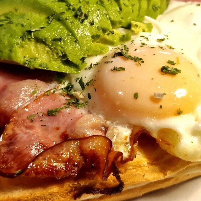 Toast cu avocado și bacon