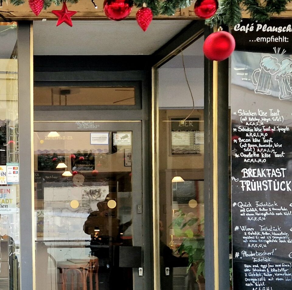 Cafe Plaucherl Eingang mit Weihnachtsdekoration