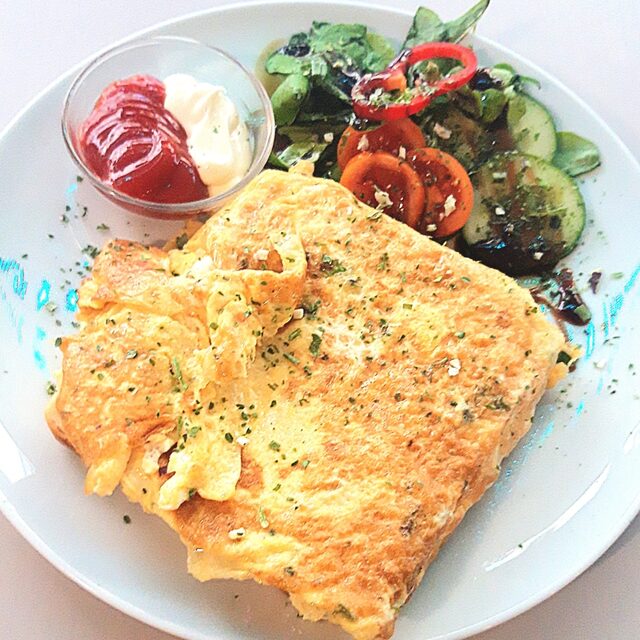 Toast cu omletă și cașcaval
